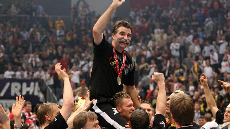 Trainer Heiner Brand wird nach dem Gewinn des Weltmeistertitels von den Spielern durch die Halle getragen Trainer Heiner Brand wird nach dem Gewinn des Weltmeistertitels von den Spielern durch die Halle getragen