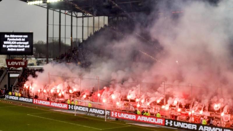 Fans des FC St. Pauli brennen während des Spiels gegen den Hamburger SV Pyrotechnik ab
