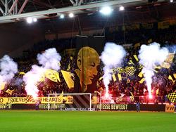 Met een sfeeractie herdenken de supporters van Vitesse het overleden clubicoon Theo Bos. (28-02-2015)