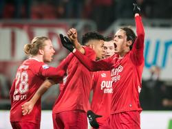 Enes Ünal juicht richting het FC Twente-publiek na zijn treffer. (17-12-2016)