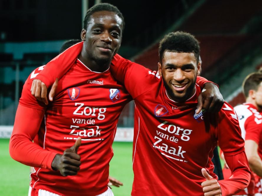 Myenty Abena (l.) en Sylla Sow (r.) zijn tevreden met de overwinning die ze met Jong FC Utrecht boekten. In eigen huis wordt FC Oss met 2-1 verslagen. (10-04-2017)