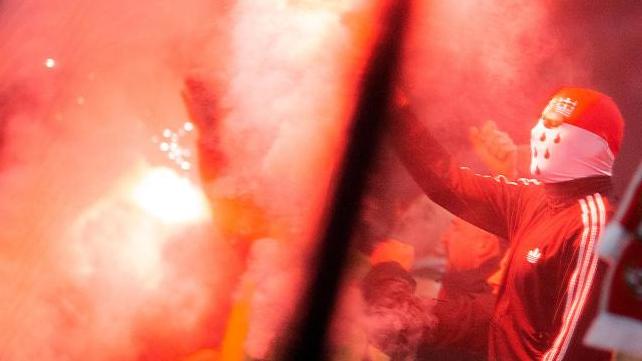 Kölner Fans brennen Pyrotechnik ab - nach der Heimniederlage machten einige von ihnen ihrem Frust gewaltsam Luft