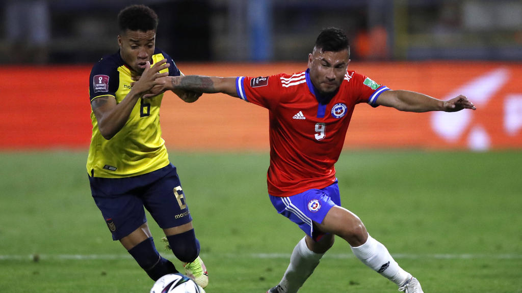 Byron Castillo (l.) hätte beinahe für einen WM-Platz Chiles gesorgt