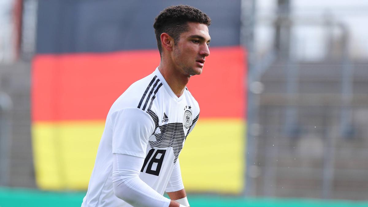 Kerim Calhanoglu ist nun Profi beim FC Schalke 04 Kerim Calhanoglu ist nun Profi beim FC Schalke 04