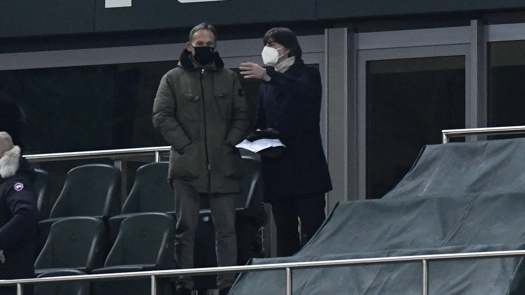 BVB-Boss Hans-Joachim Watzke (l.) würdigt Joachim Löws Arbeit
