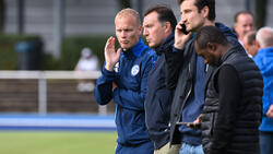 Schalke-Coach Karel Geraerts (li.) ist angezählt