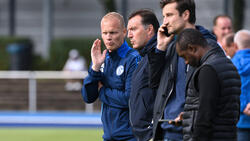 Die Schalker Führungsriege beobachtet das Training