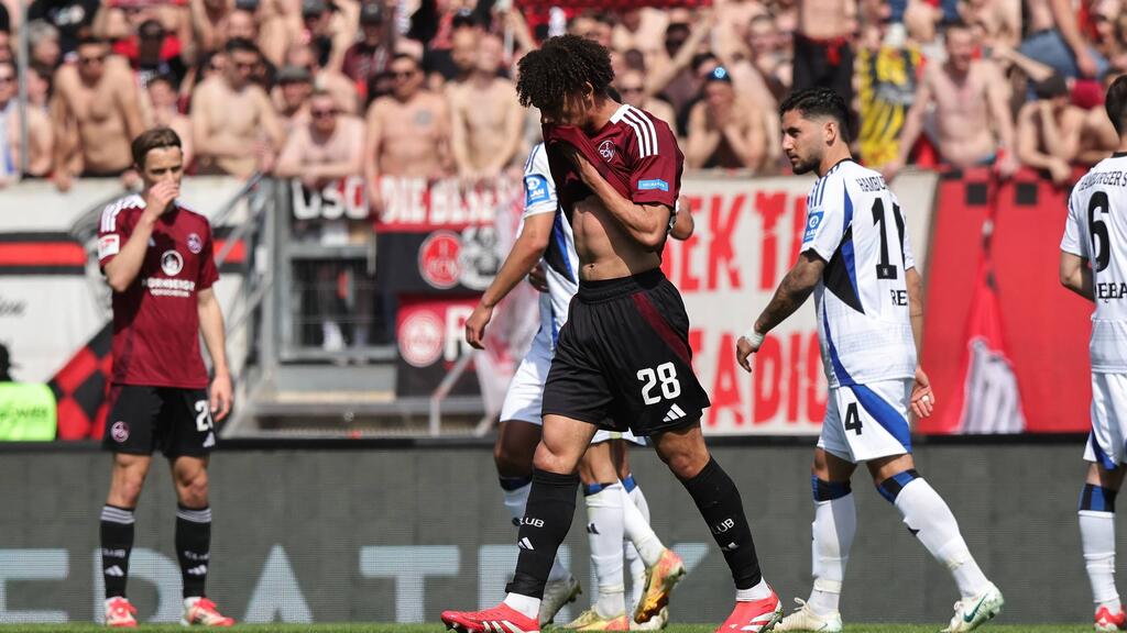 Janis Antiste vom 1. FC Nürnberg flog gegen den HSV vom Platz Janis Antiste vom 1. FC Nürnberg flog gegen den HSV vom Platz
