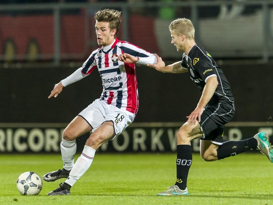 Lucas Andersen (l.) moet de bal wel doorspelen, aangezien Wout Droste fel druk zet tijdens Willem II - Heracles Almelo. (29-01-2016)