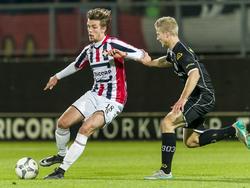 Lucas Andersen (l.) moet de bal wel doorspelen, aangezien Wout Droste fel druk zet tijdens Willem II - Heracles Almelo. (29-01-2016)