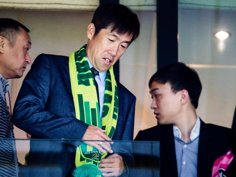 Gao Hongbo, adviseur van ADO, is op bezoek bij de competitiewedstrijd ADO-Excelsior. (27-09-2015)
