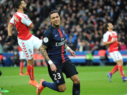 Gregory van der Wiel loopt blij weg nadat hij voor Paris Saint-Germain heeft gescoord tegen Stade Reims. (20-02-2016)