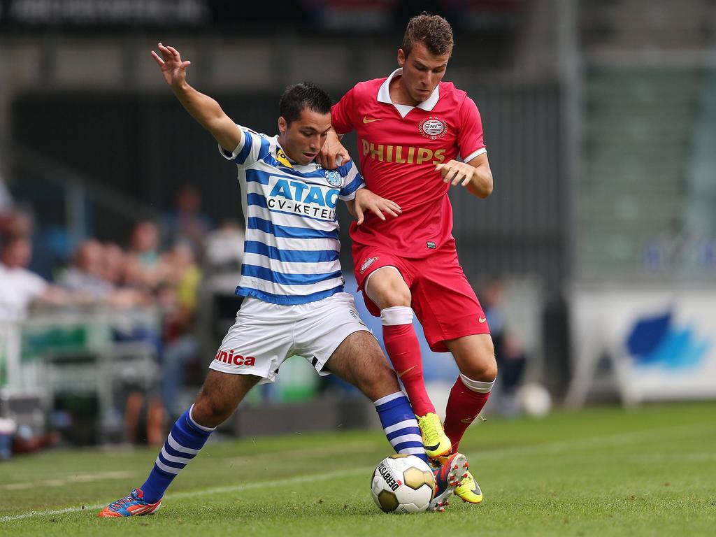 Jordan Garcia-Calvete (l.) in duel met Thomas Horsten (r.) tijdens De Graafschap - Jong PSV. (24-08-2013)