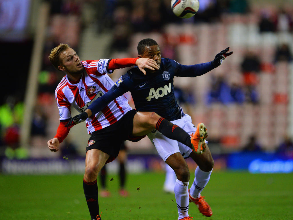 Sunderlands Sebastian Larsson gegen Uniteds Patrice Evra, der fürs Rückspiel fraglich ist.