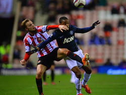 Sunderlands Sebastian Larsson gegen Uniteds Patrice Evra, der fürs Rückspiel fraglich ist.