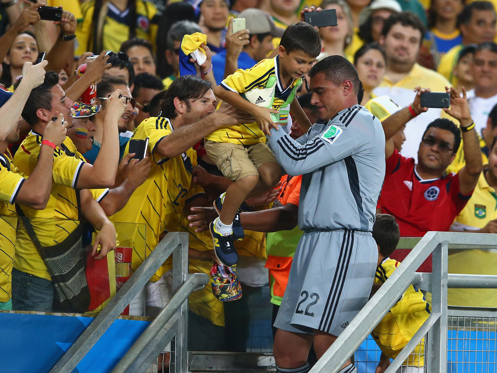 Faryd Mondragon lässt sich von den kolumbianischen Fans feiern