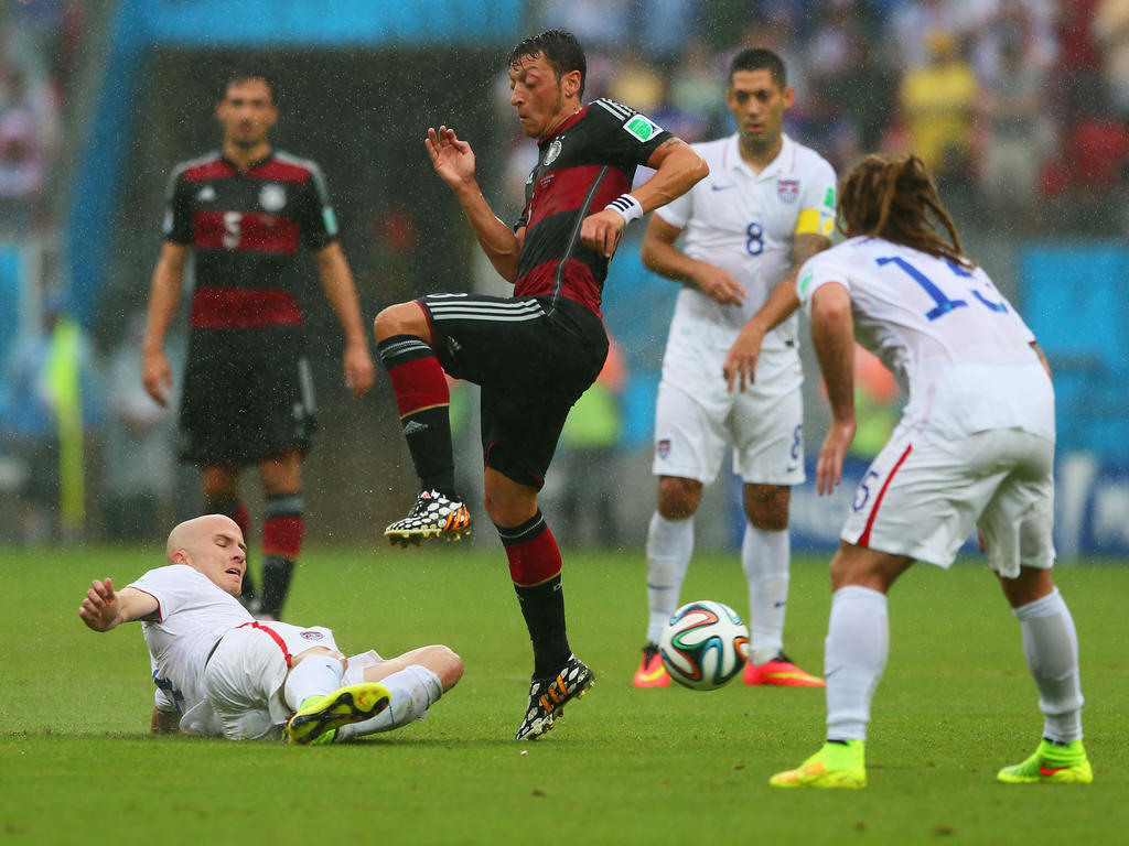 Mesut Özil (M.) verspricht eine Leistungssteigerung Mesut Özil (M.) verspricht eine Leistungssteigerung
