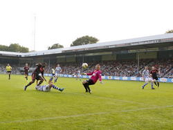 De Graafschap-doelman Jordy van de Kracht brengt redding op een poging van Lesly de Sa tijdens de oefenwedstrijd De Graafschap - Ajax. (13-7-2013)