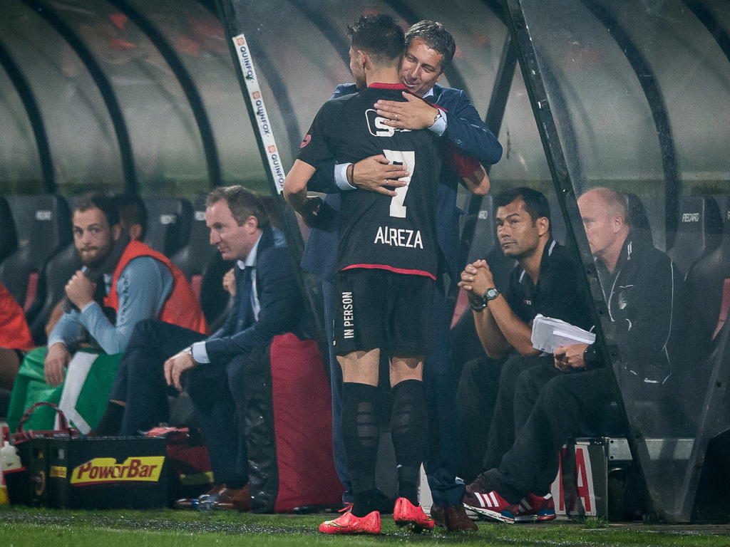 NEC'er Alireza Jahanbakhsh (l.) wordt bij een 4-0 voorsprong op FC Emmen naar de kant gehaald en vervolgens geknuffeld door trainer Ruud Brood (r.). (20-09-2014)