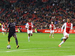 Fernando Lewis (l.) krijgt veel vrijheid van Stefano Denswil (midden, l.) en Ricardo van Rhijn (r.) en scoort de 1-1 tegen Ajax. (25-10-2014)