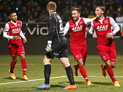 De spelers van AZ Alkmaar zijn blij na de treffer van Nemanja Gudelj (r.) vanaf de strafschopstip tijdens SC Cambuur - AZ Alkmaar. (29-11-2014)