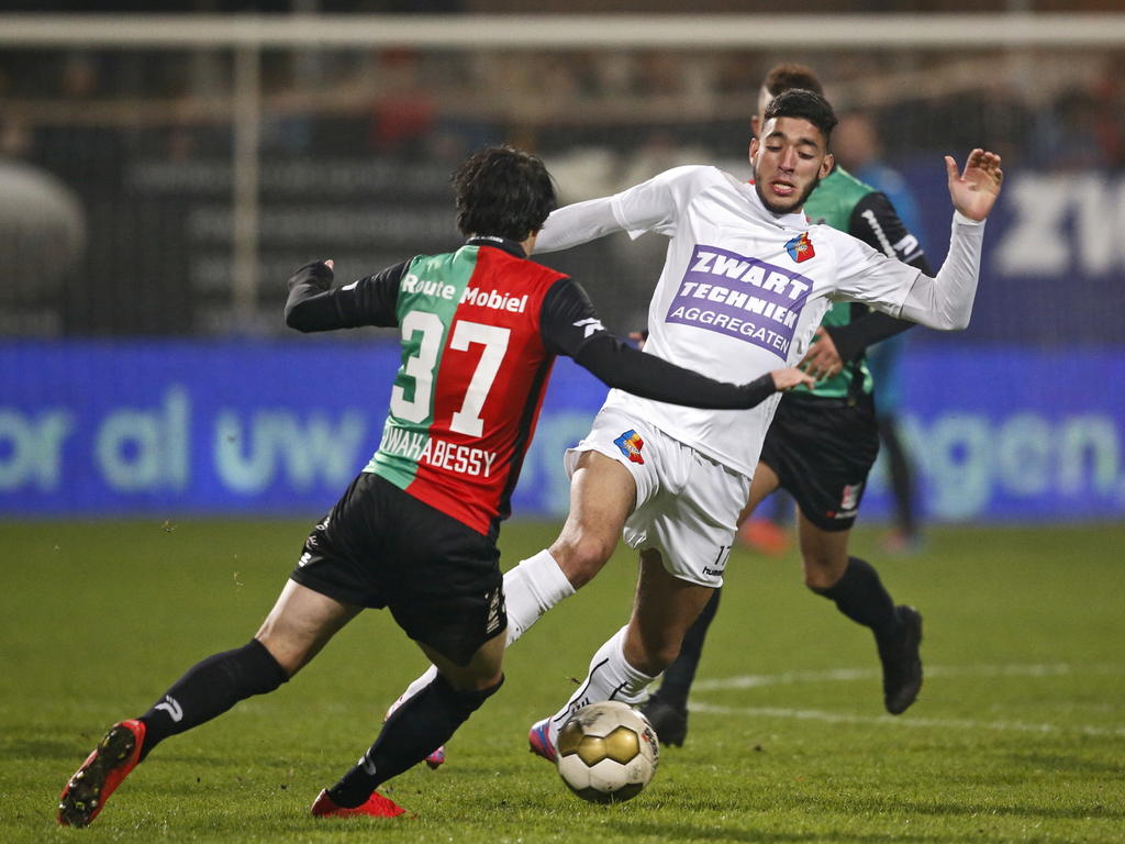 Jeffrey Leiwakabessy (l.) probeert Tarik Tissoudali (r.) de bal te ontfutselen tijdens het competitieduel Telstar - NEC Nijmegen. (01-12-2014)