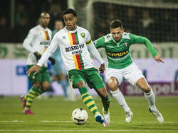 Roland Alberg (l.) probeert weg te draaien bij Matthew Steenvoorden (r.) tijdens FC Dordrecht - ADO Den Haag. (07-02-2015)