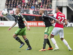 Terwijl Karim El Ahmadi (m.) en Steven Berghuis (r.) met elkaar bezig zijn tijdens AZ - Feyenoord, gaat Jordy Clasie er met de bal vandoor. (05-04-2015)