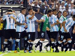 Brian Fernández celebra con sus compañeros el gol del empate contra Cristal. (Foto: Imago)