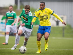 Robin Gosens (l.) en Furdjel Narsingh gaan beiden vol voor de bal tijdens FC Dordrecht - SC Cambuur. (26-04-2015)