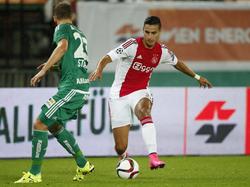 Anwar El Ghazi heeft een doelpunt op zijn schoen en probeert met zijn buitenkant rechts te scoren. Buiten beeld loopt Arek Milik helemaal vrij. (29-07-2015)