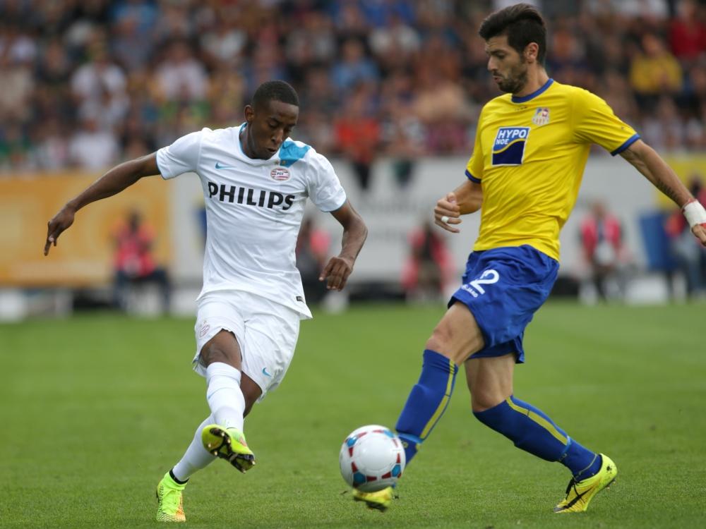Daniel Segovia (r.) probeert een pass van Joshua Brenet (l.) te onderscheppen tijdens de wedstrijd in de voorronde van de Europa League tussen SKN St. Pölten en PSV. (07-08-2015)