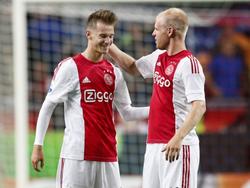 Davy Klaassen (r.) complimenteert Václav Černý (l.) voor zijn debuut in de hoofdmacht van Ajax. De zeventienjarige Tsjech mocht een kwartier meedoen tegen Willem II. (15-08-2015)