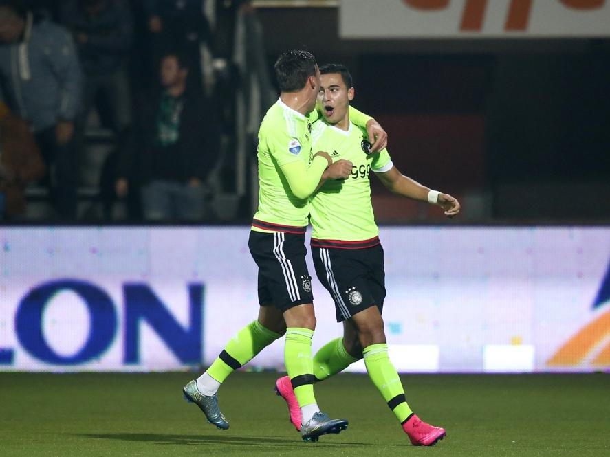 Nemanja Gudelj (l.) en Anwar El Ghazi (r.) zijn in extase nadat Ajax op een 0-1 voorsprong is gekomen tijdens Heracles Almelo - Ajax. (17-10-2015)