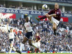 Dennis Bergkamp (r.) neemt op een heerlijke wijze, zoals alleen Bergkamp dat kan, de bal aan tijdens de competitiewedstrijd Tottenham Hotspur - Arsenal. Ledley King kijkt in verbazing toe. (29-10-2005)
