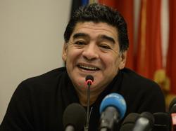 Oud-voetballer Diego Maradona lacht vriendelijk tijdens een persconferentie in Italië (14-02-2014).