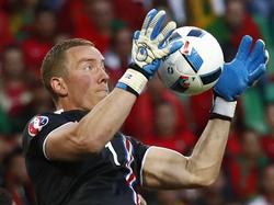 Hannes Halldórsson vangt een hoge bal tijdens de EK-wedstrijd Portugal - IJsland. (14-06-2016)