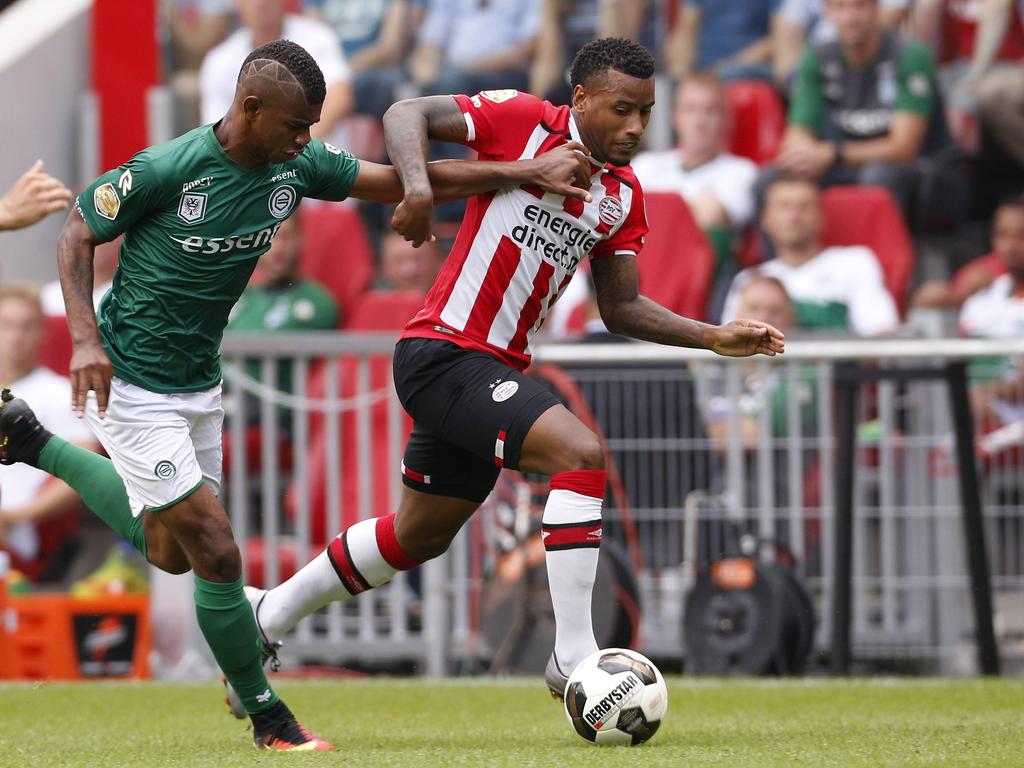 Voor deze overtreding krijgt Juninho Bacuna (l.) zijn tweede gele kaart. Hij brengt Luciano Narsingh (r.) ten val. (28-08-2016)