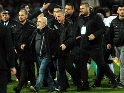 El presidente del PAOK salta al césped con un arma en la cintura. (Foto: Imago)