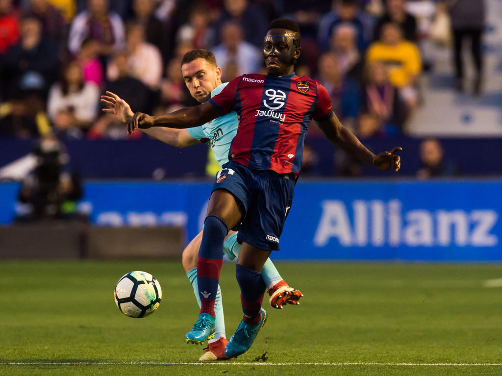 Thomas Vermaelen mete la pierna en el duelo ante el Levante. (Foto: Getty)