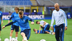 Zählt auf Toni Kroos: Trainer Zinédine Zidane (re.)
