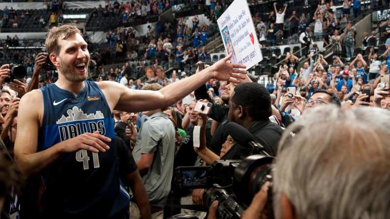 Basketball-Superstar Dirk Nowitzki bedankt sich mit einem Brief bei seinen Fans Basketball-Superstar Dirk Nowitzki bedankt sich mit einem Brief bei seinen Fans