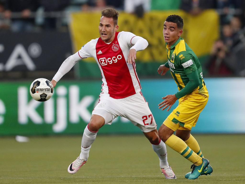 Nemanja Gudelj (l.) is een stap eerder bij de bal dan oud-Ajacied Achraf el Mahdioui (r.) tijdens de wedstrijd ADO Den Haag - Ajax. (16-10-2016)