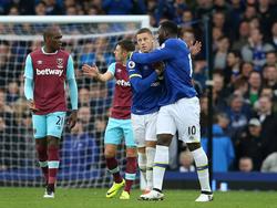 Evertonian Ross Barkley (l.) krijgt de felicitaties van Romelu Lukaku (r.) tijdens het competitieduel Everton - West Ham United (30-10-2016).