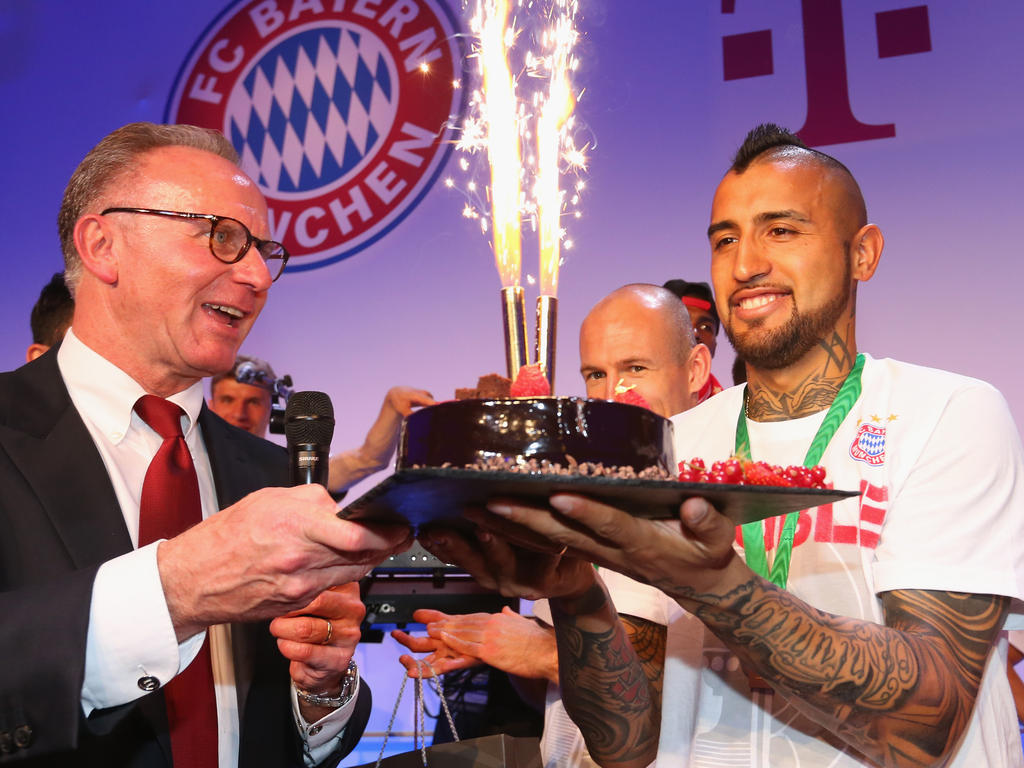 Rummenigge (l.) will, dass Vidal geschont wird, damit er für den FC Bayern brennen kann