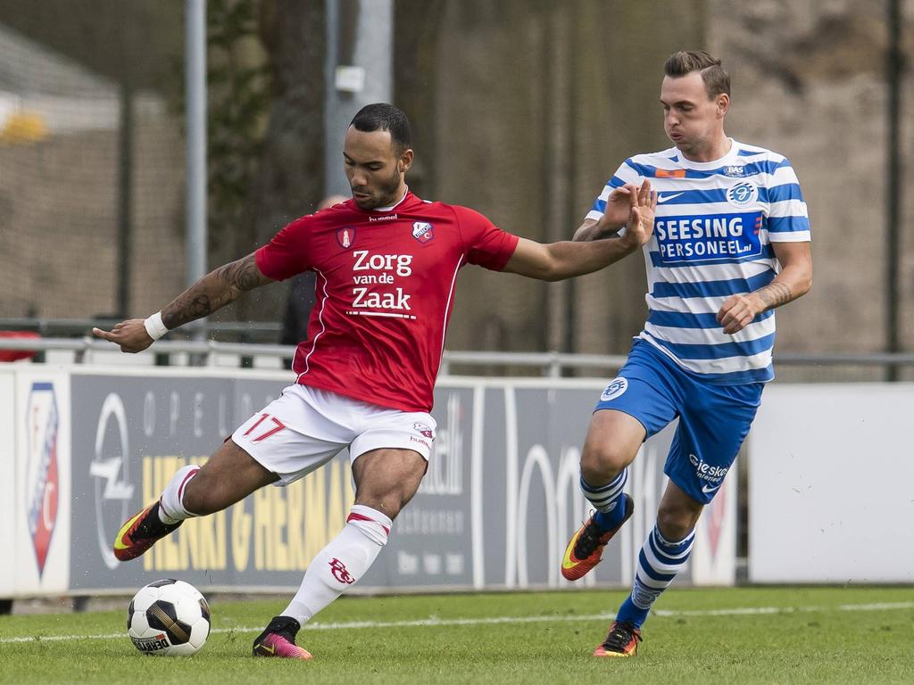 Sean Klaiber (l.) legt veel gevoel in een lange trap naar voren tijdens de oefenwedstrijd tussen FC Utrecht en De Graafschap. Tim Keurntjes (r.) kan onvoldoende druk zetten op Klaiber. (06-10-2016)