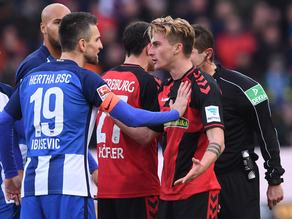 Ibišević y Philipp se enfrentan en un partido de la Bundesliga. (Foto: Getty)