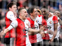Jens Toornstra heeft Feyenoord zojuist op voorsprong gezet in de kraker tegen PSV. Zijn medespelers vieren het feest mee. (26-02-2017)