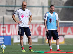 Arjen Robben (l.) und Franck Ribéry warten auf Signale des FC Bayern