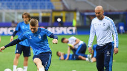 Geht es nach Zinédine Zidane (r.) sollte Toni Kroos (l.) in Madrid bleiben